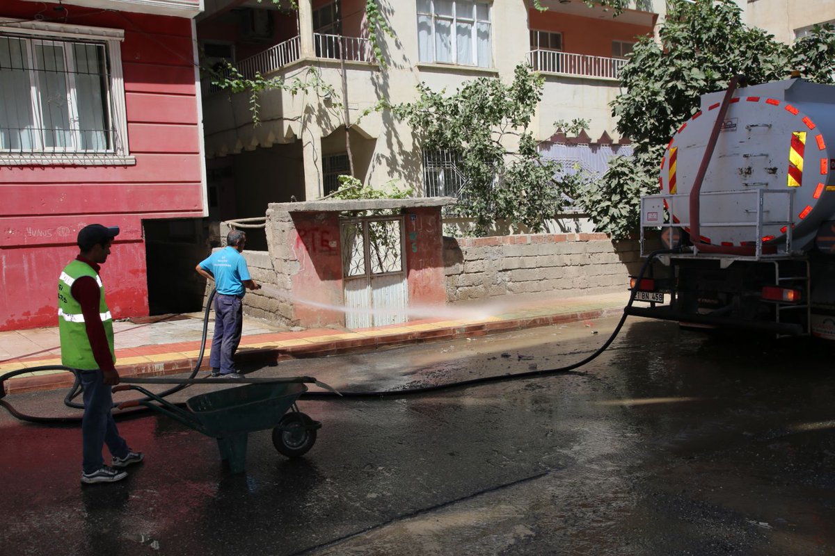 SiirtBel's tweet photo. Temizlik İşleri Müdürlüğü Ekiplerimiz tarafından Cadde ve sokaklarda rutin olarak yapılan yıkama çalışmaları devam ediyor. https://t.co/r1kii1nq7v