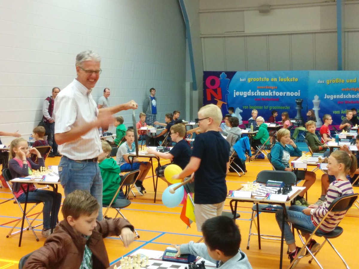 Jarige Finn Wiggers opent 3e dag #ONJK (Nederl Jeugdschaak Kampioenschap)  met enorme slag op de gong onjk.nl