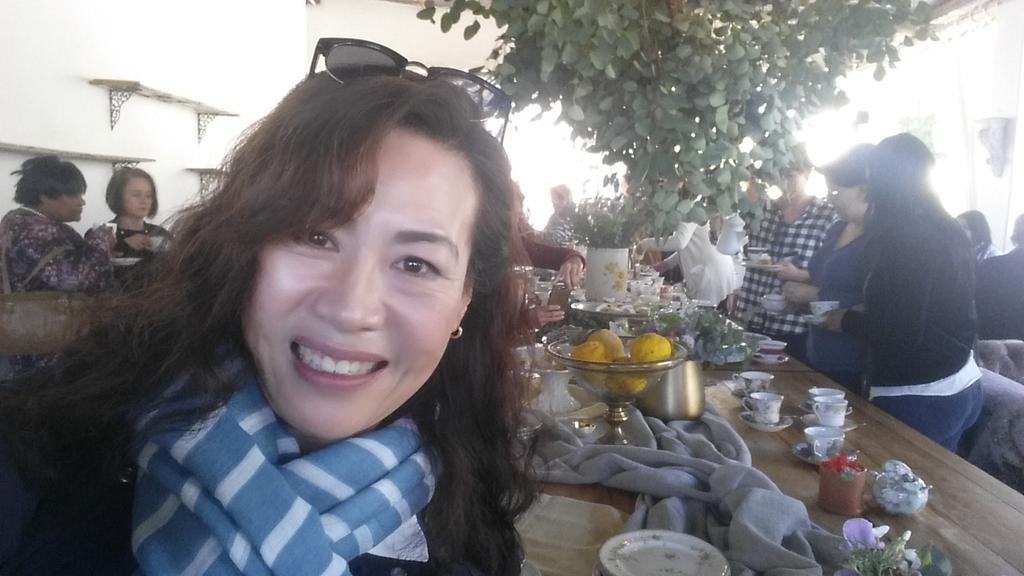 We grab some tea at #langkloofroses #heartwellington #capetownguidesharon