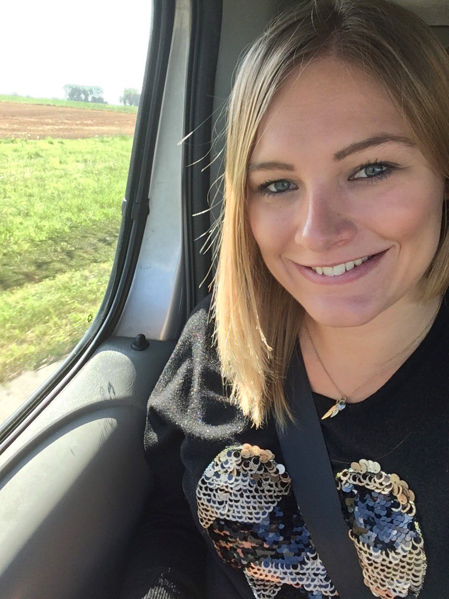 SilkeMcKenzie's tweet photo. Voor de 2de dag op rij onderweg naar Oostende voor 2 meisjes op het strand! MNM doet mij mijn korte nacht vergeten! #MNMSummertime #vtm https://t.co/JLCf2JMejR