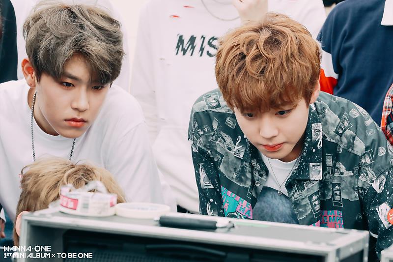BABYLION_WJ's tweet photo. 멤버들과 케미~
크...나눠먹었으니 나눠주는 우진이😄😍 https://t.co/zGU6ZPV3PO