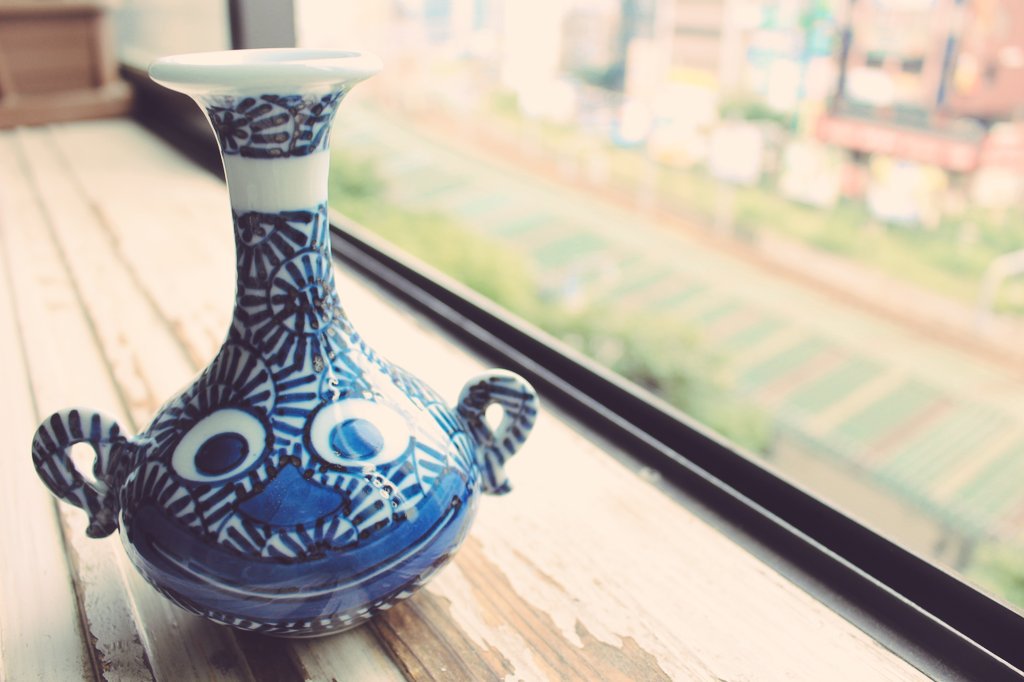 濱田研吾 池袋東武で先週買い求めたハクション大魔王の壺 伊万里 有田焼 そこはかとない哀愁が 日増しに愛着を招き かんちゃんのように持ち歩きたくなる