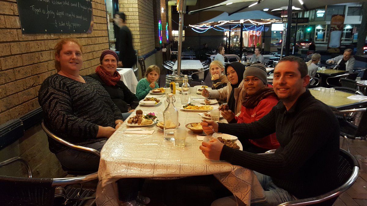 RickyShazMoran's tweet photo. BRIDGE dinner with family @SamarasW'Gong- @DaptoHigh #BRIDGEprogram2017  @BRIDGEschools @andrew_fitz2811 @kayte_peters https://t.co/uVEfYr606K