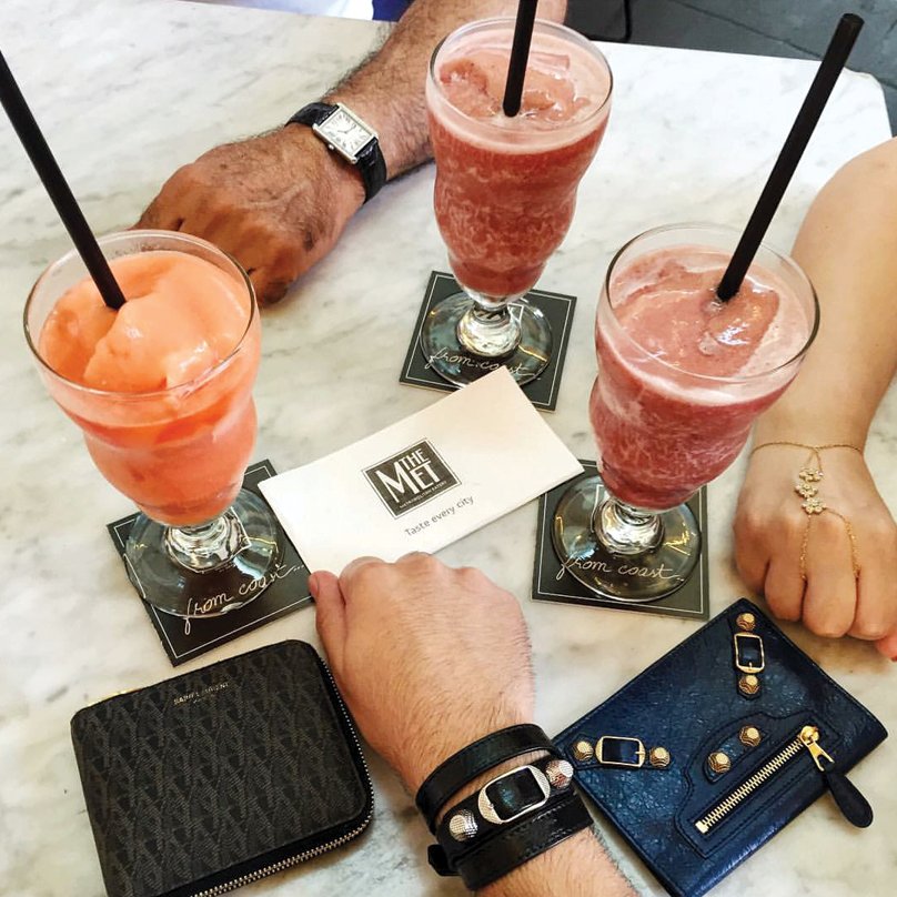 themetlb's tweet photo. When #fashionistas gather around to cool off after a long day of #shopping! #IcedCocktails 
Credits: @i.amaym
#themetlb https://t.co/LcpUYizEst