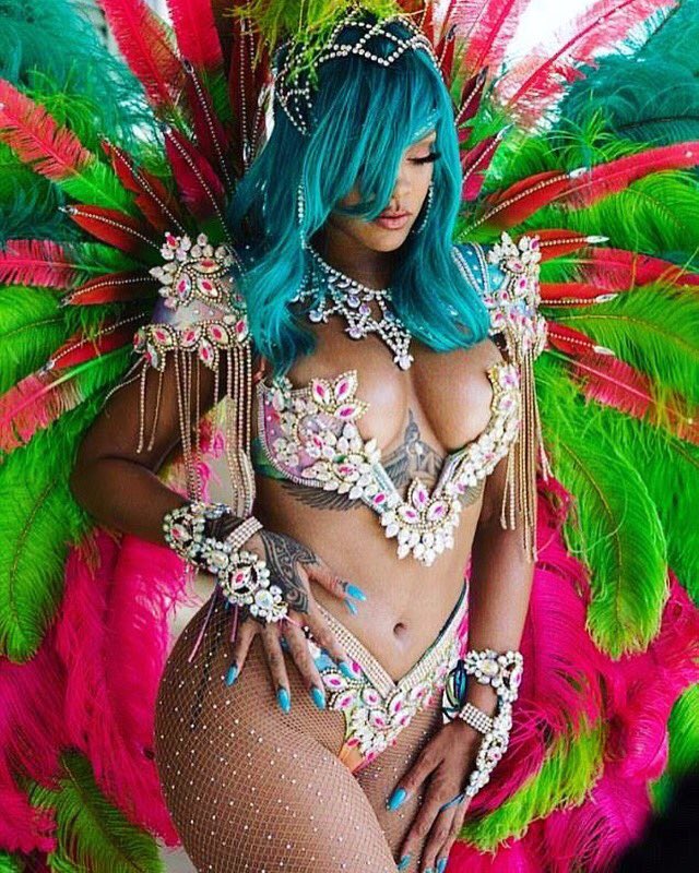 MissWhiplash_'s tweet photo. BF: "Don't be extra, it's casual so just wear something comfy"

Me:....

Tag your BF 😂🌈💋🖤🎉
#poseshow #suckout #extra #showglow https://t.co/Dzkcnh99nb