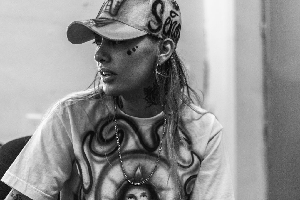 chidasmx's tweet photo. Es DJ, tiene una tienda de ropa y apoya proyectos artísticos... platicamos con @RosaPistola antes de #ChidasmxVol1 👉🏿https://t.co/NzDd96Vu1A https://t.co/QY0ndhUvZt