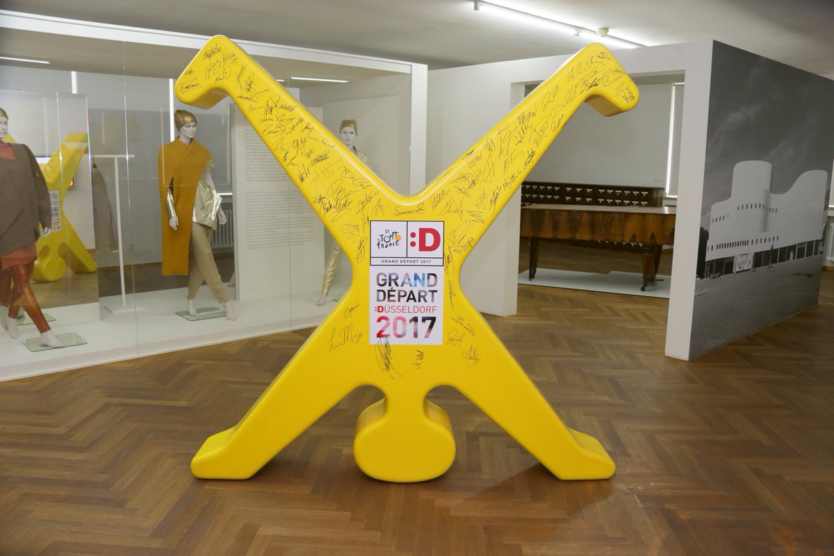 Duesseldorf's tweet photo. Ein Stück #Stadtgeschichte: Der von 198 @LeTour-Radprofis signierte gelbe Radschläger zieht ins @Stadtmuseum_ ein! https://t.co/iRtzZp0Tyn https://t.co/lvSKUtx4kk