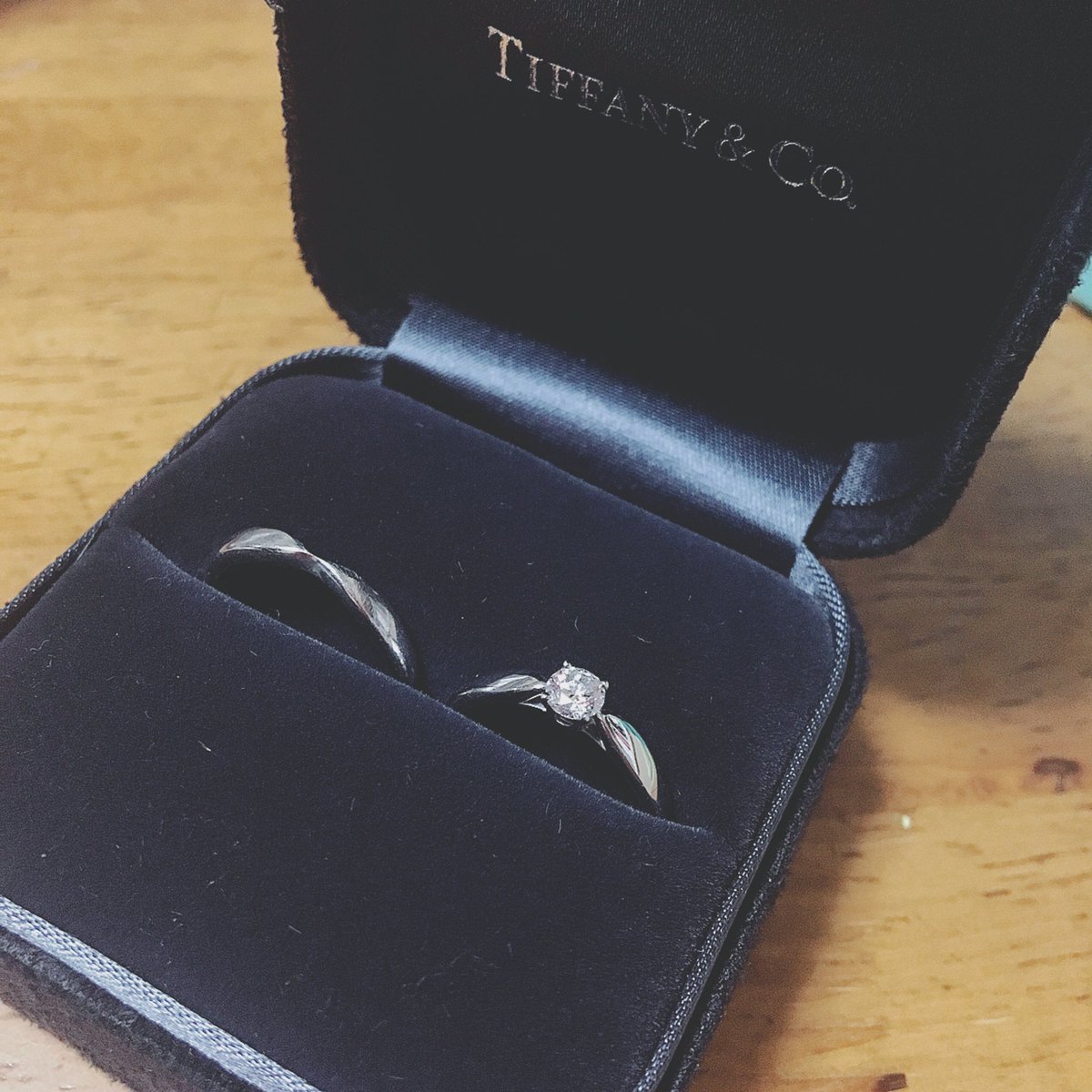 まや氏 Twitterissa 今更ながら便乗 念願のティファニー ハーモニーというシリーズで婚約と結婚指輪は揃えました 重ね付けができる 婚約指輪は主人が 俺が死んだらこれを売って生活しろや ということで鑑定書ついてるやつを買ってくださいました 最近つけない