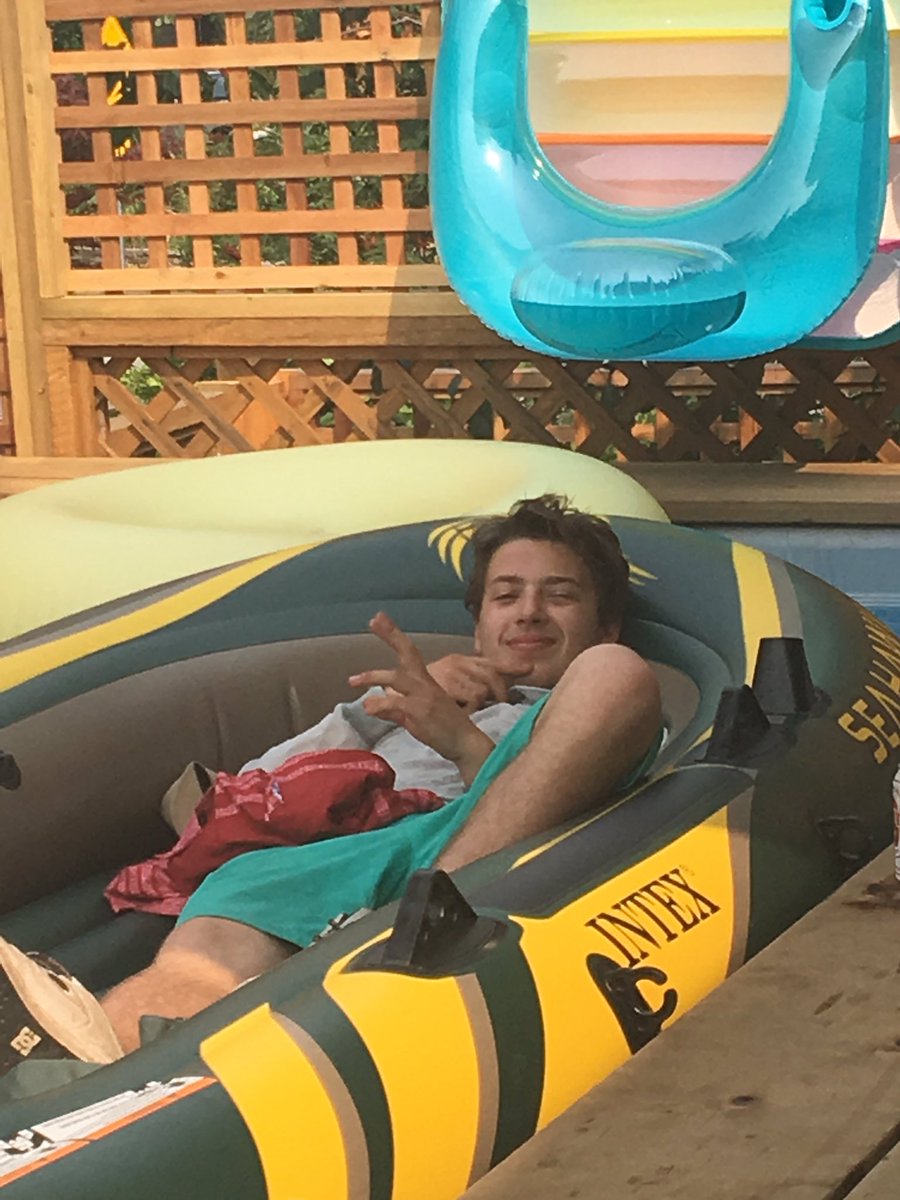 2shay2's tweet photo. Having fun in the sun https://t.co/s4mtSuFUib