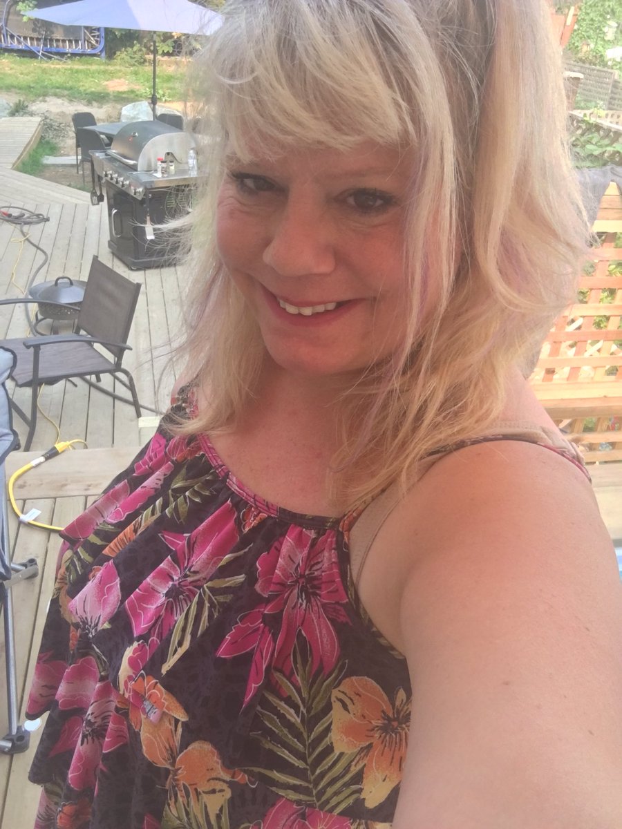 2shay2's tweet photo. Meee loveing my deck and pool https://t.co/krw0ID5vGh