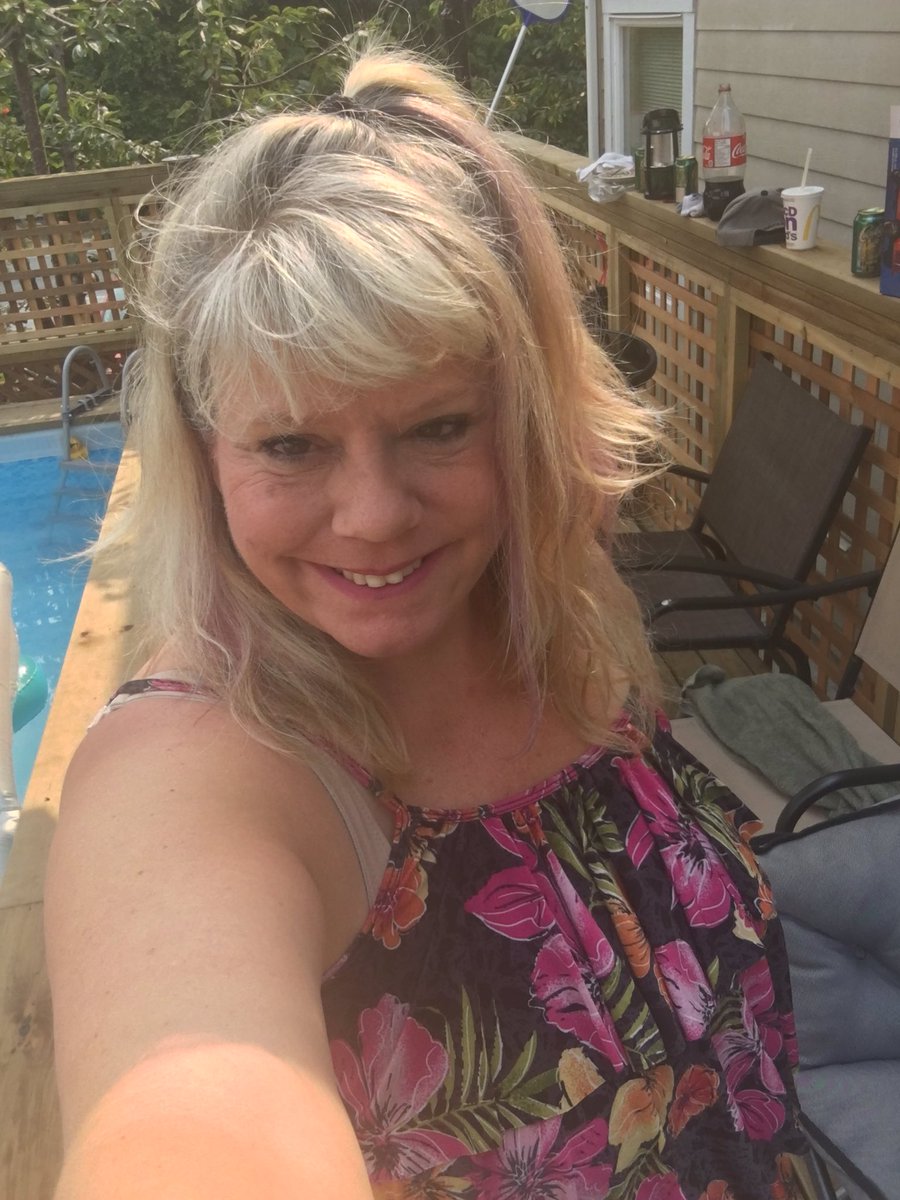 2shay2's tweet photo. Meee loveing my deck and pool https://t.co/krw0ID5vGh