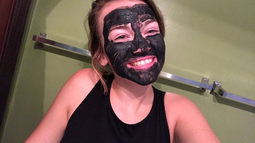 jbyounique's tweet photo. #unmaskyourpotential with younique's #charcoalfacemask that bubbles while cleansing your pores! We're getting new face masks too!! 😍 https://t.co/crLLOMoyUd