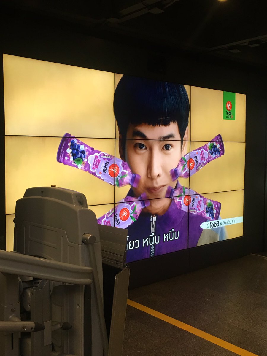 luckym2209's tweet photo. กำลังพูดถึงเฮียกับ @pplbw หันไปเจอ... 555555 ตกจัยยย กัวล้าว จอใหญ่ใกล้ชิด #เป๊กผลิตโชค #HAPPYPALIPDAY2017 https://t.co/0oI8dt3kOA