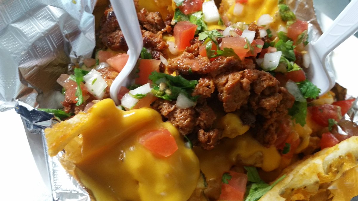 TXNomNoms's tweet photo. Come grab lunch @ Graze Yard from 1030 to 2pm, Monday through Friday.  Tex-mex fries, brisket melt, Korean bbq pork sub&amp;more. @SAMunchiesTX https://t.co/Heh3vs2dC3