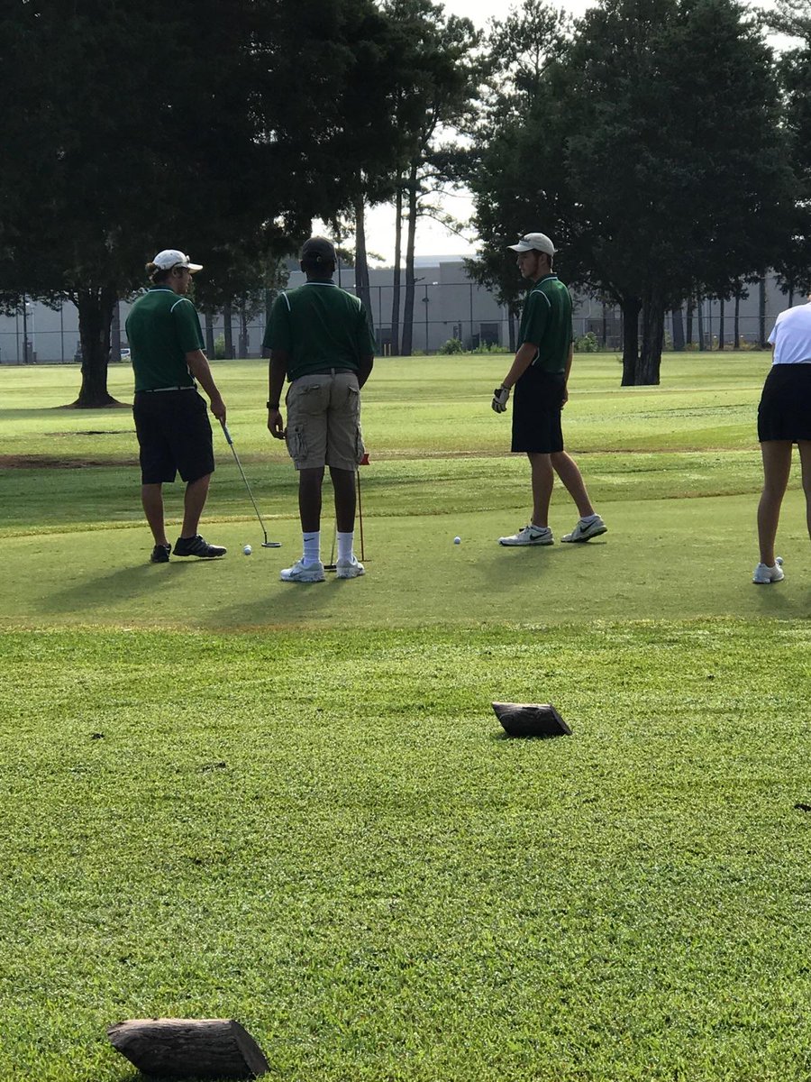 AthleticsKHS's tweet photo. KHS Golf in action at Gloucester Country Club! #warriornation #fallhasbegun https://t.co/kib3gO6uSA