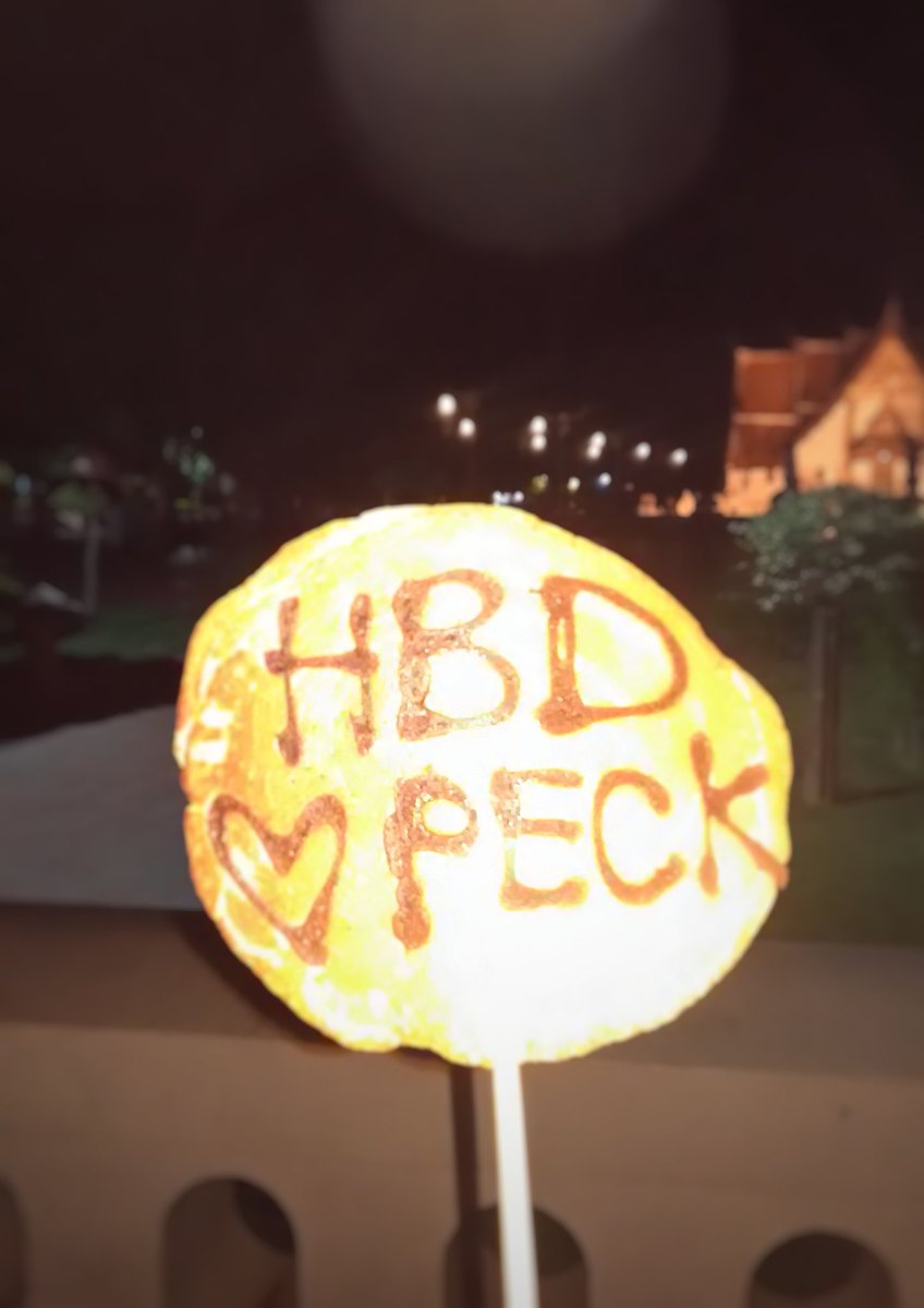 pecky99love's tweet photo. @peckpalit ถ้าวันไหนทางข้างหน้ามันมืดมน เธอเห็นแสงเล็กๆนั่นไหม pfcจะรอเธออยู่ตรงนั้นและคอยส่องแสงสว่างให้เธอเสมอ💝
#HAPPYPALIPDAY2017  #เป็กผลิตโชค https://t.co/5httG7WRrl