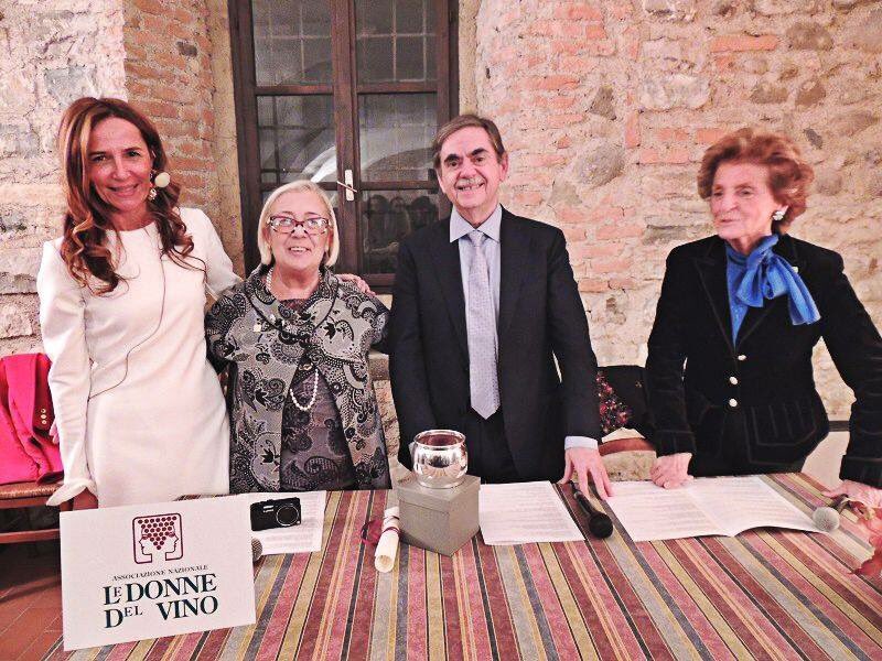 madrina di #SummerWine2017 Pia Donata Berlucchi Past President <a href="/donnedelvino/">Le Donne del Vino</a> &amp; Alessandra Fedi wine communicator 
22/08 <a href="/TenutaMonacell1/">Tenuta Monacelli</a> Le