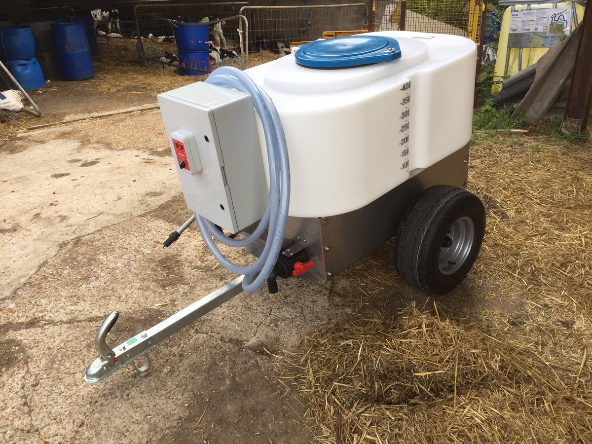 Appleton_Dairy's tweet image. Calf feeding 2.0, good bye buckets and barrels of milk! Maybe 21st century farming isn't so bad #teamdairy #calving17