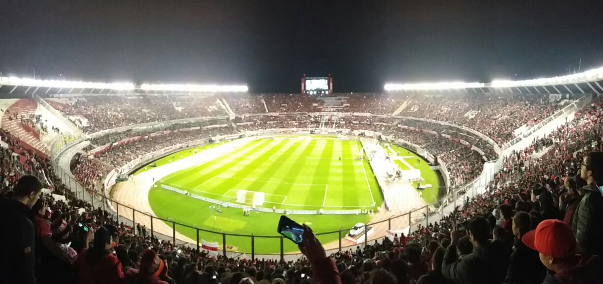 RamaCarp88's tweet photo. Panorámicas del #Monumental del ingreso al mismo y del comienzo del partido!!! #RiverACuartos #NocheDeCopa #MiralaPorFox 🏆🐷👉📺 https://t.co/2SVVeTKZKT
