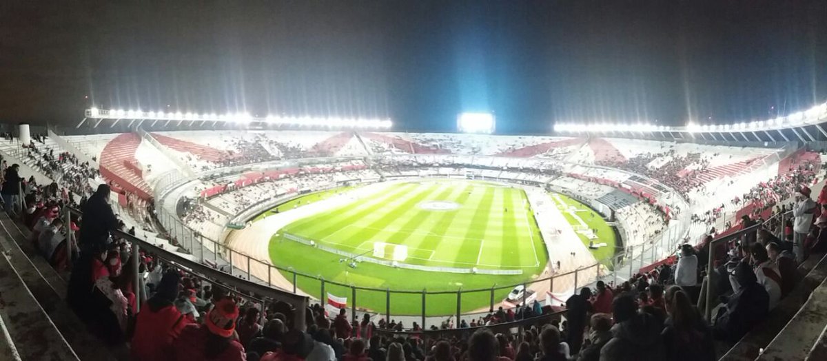 RamaCarp88's tweet photo. Panorámicas del #Monumental del ingreso al mismo y del comienzo del partido!!! #RiverACuartos #NocheDeCopa #MiralaPorFox 🏆🐷👉📺 https://t.co/2SVVeTKZKT