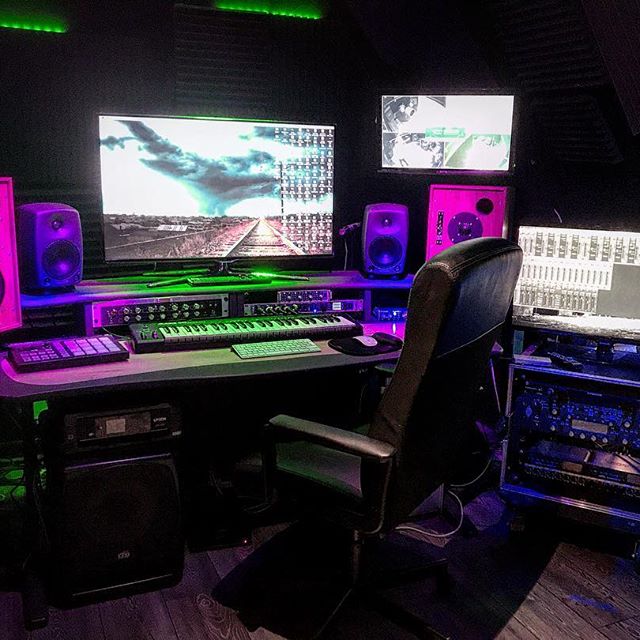 SynthaxAudioUK's tweet photo. Shout out to @timfyjames &amp; @HacktivistUK for these great shots of the @oldschoolmk setup! Featuring @RME_News @grahamls59 &amp; @LautenAudio 👍 https://t.co/SEbJJ3FpWO
