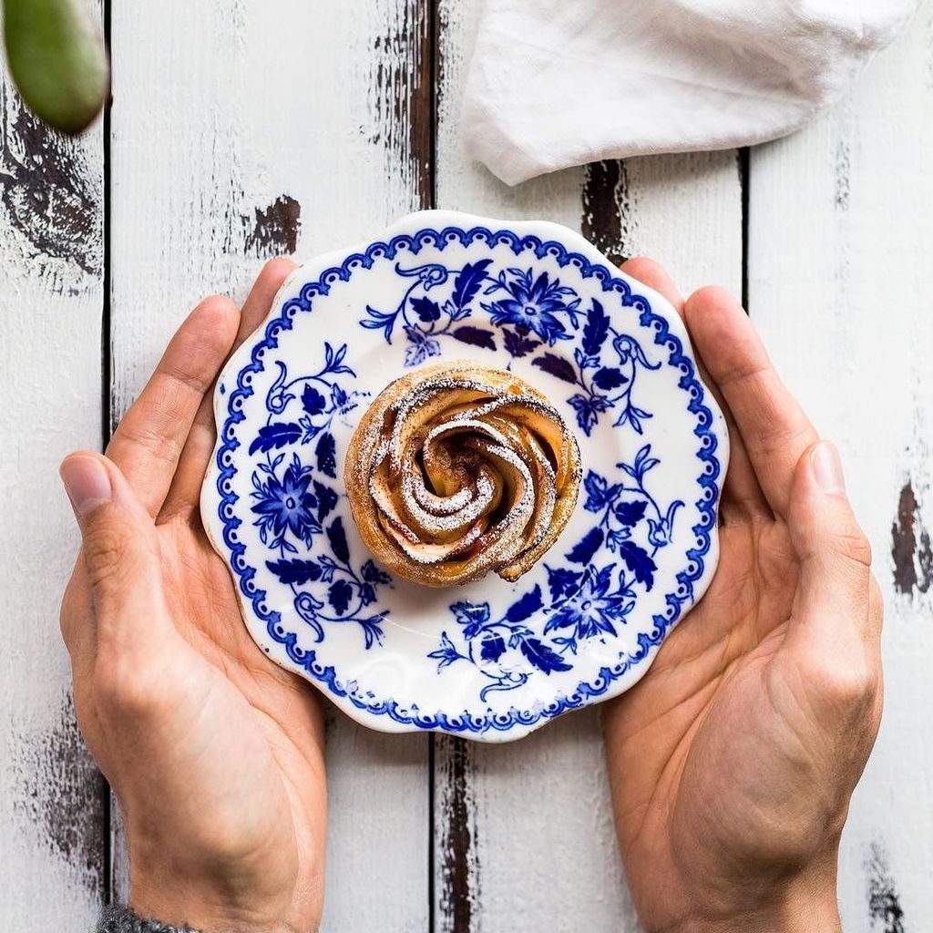 Its nearly lunchtime guys.  Treat yourself to a nice cake. WE INSIST! 🍰🍰🍰
⠀
#foodporn #tipps #tippsapp #chefmode #londonfood #burgers #food…