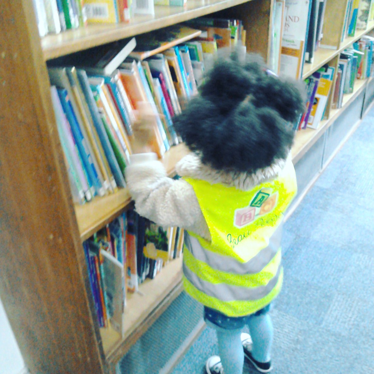 beaupeepsfulham's tweet photo. ☔️ Rainy day? Reach for a book! We had fun choosing some fab new reads from our local library. #lovebooks #books #EYFS #preschool #nursery https://t.co/zKQXsh6CYn