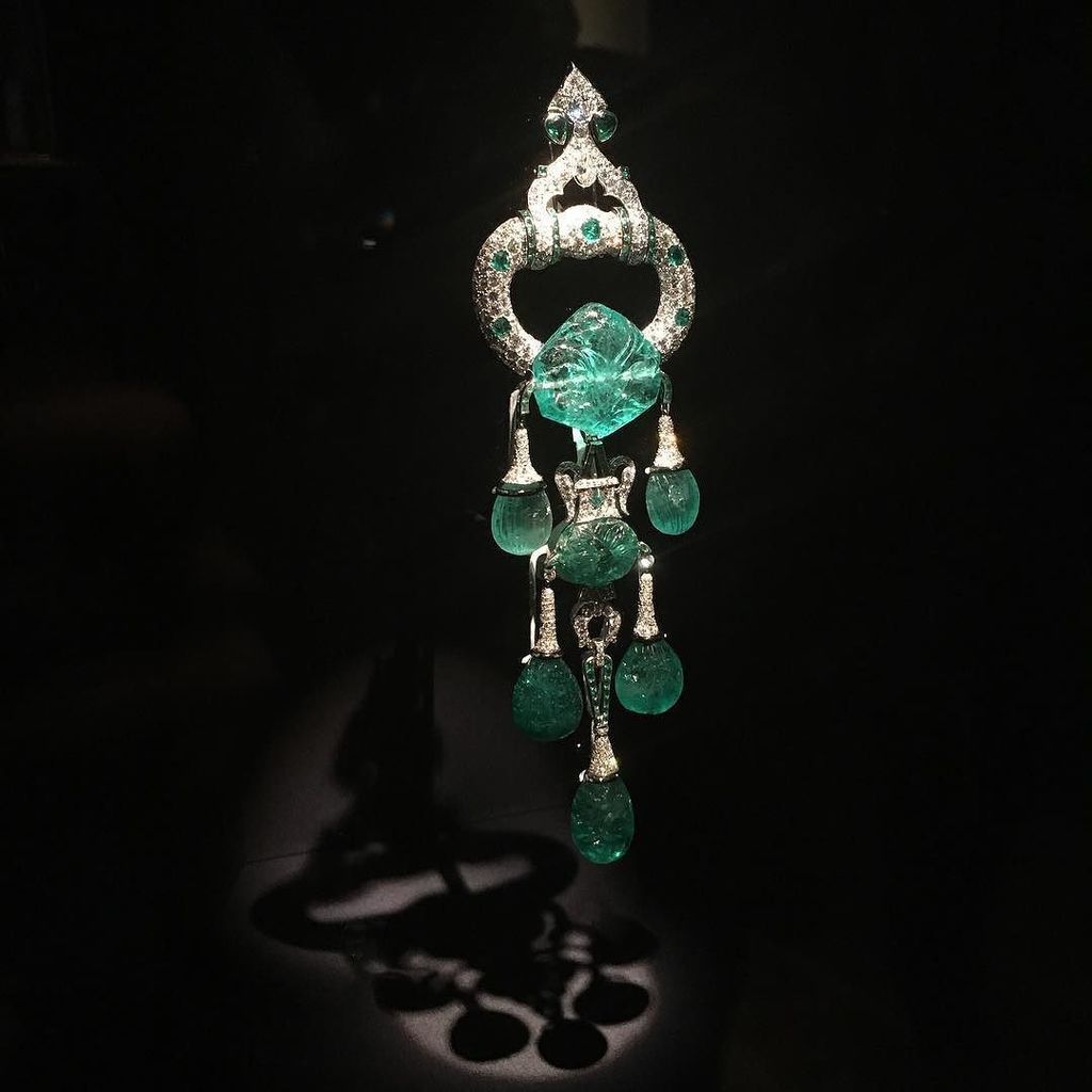 DenisaPiatti's tweet photo. Im not crazy about the bling, but the exhibition @hillwoodmuseum of custom made jewelry for Marjorie Merriweather … https://t.co/jeUsxyVoVS https://t.co/QvXWRgWL31