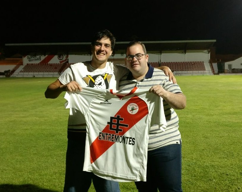 CDQuintanar1's tweet photo. RENOVACIONES | El central Ales @AlesMunoz continúa en el equipo una temporada más!

#5

#Ales2018 https://t.co/qyoHYrdjQS