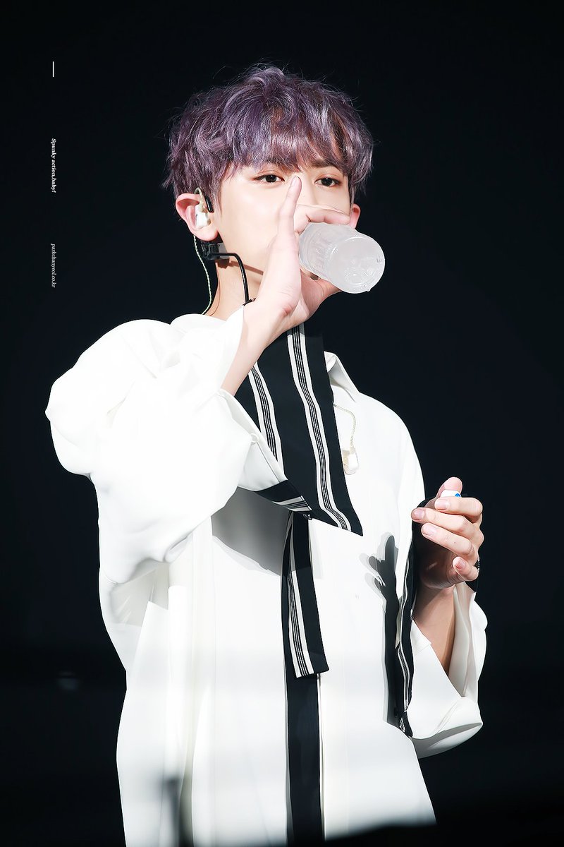 chanyeolit's tweet photo. 박
  찬
     열
        새
           끼
              손
                 가
                    라
                       악 https://t.co/f2mBCIYWBq