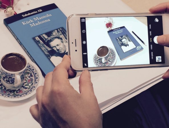 Bu fotoğrafı çekmek için kitap alanların değil, gerçekten kitap okuyanların günü kutlu olsun! #BookLoversDay