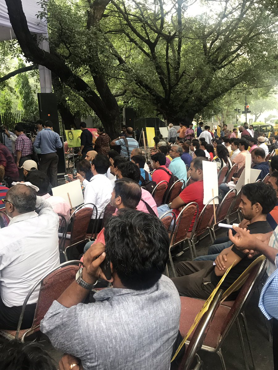 Nidhi's tweet image. Protest against political killings in Kerala at Jantar Mantar in Delhi. The cycle of violence must end