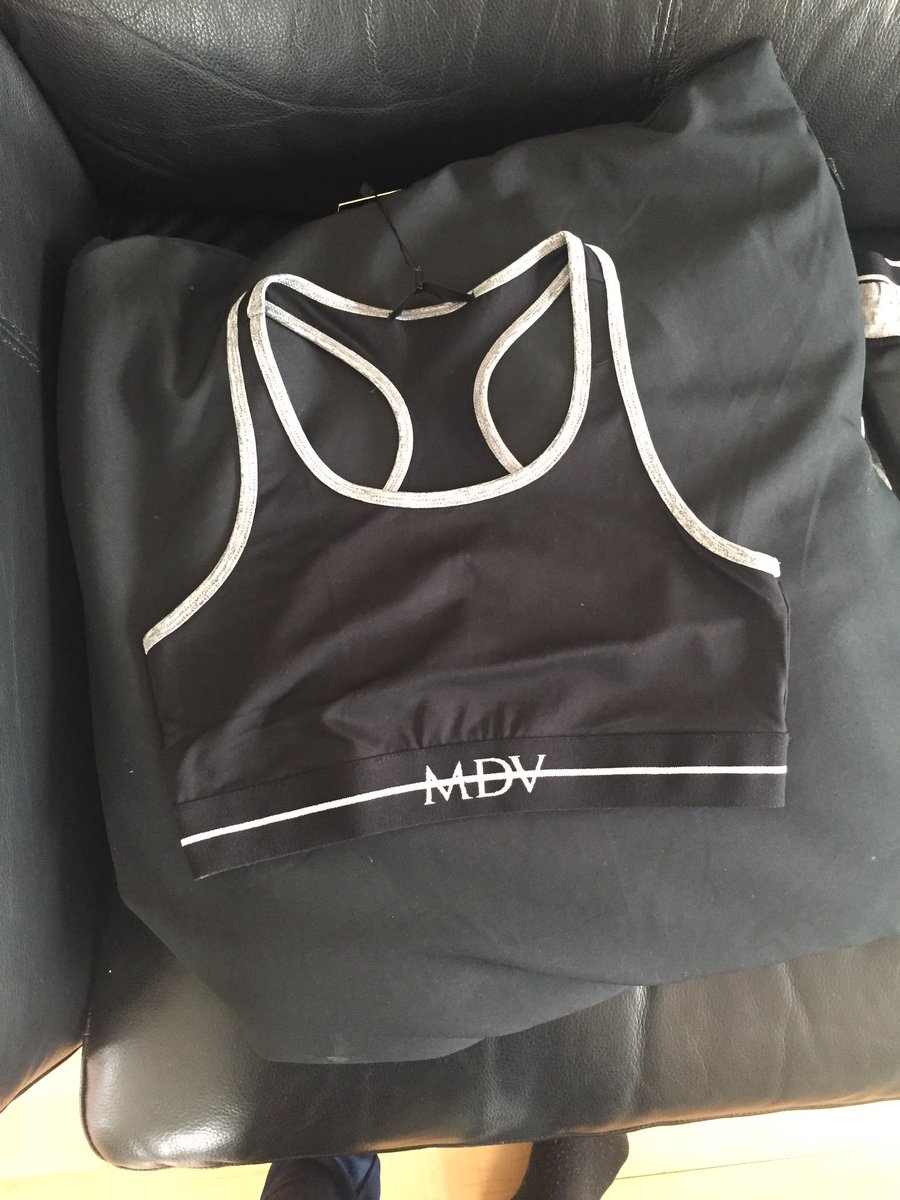 Charl_V_L's tweet photo. I got one pair of the correct joggers then this....please tell me how they're the same @ManiereDeVoir https://t.co/jpcYtNDAtg