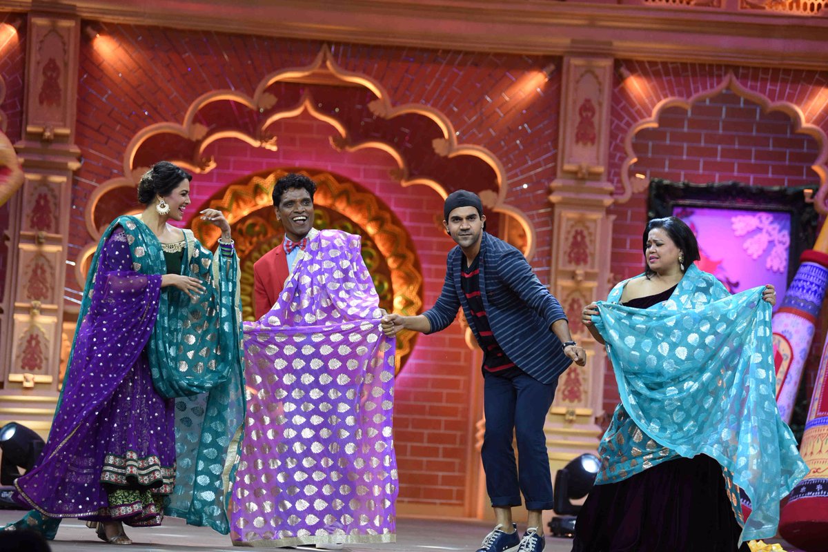 OYERJALOK's tweet photo. News : @RajkummarRao sells sarees on Comedy Dangal! with @bharti_lalli @The_AnuMalik n team !! @AndTVOfficial #RjAlok #BareillyKiBarfi https://t.co/9oVzCDzsur
