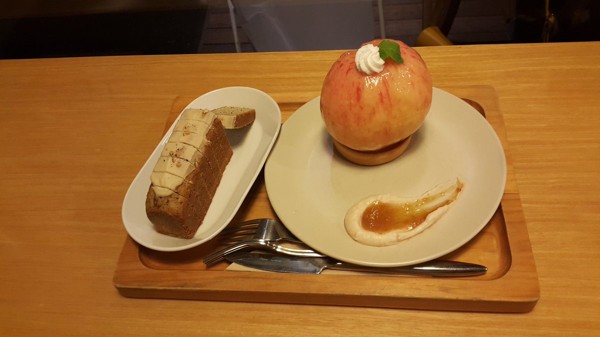 Rhodanthe_TR's tweet photo. 카페이미imi의 복숭타르트 행복과 얼그레이파운드, 마음에드는 나이프.
밍나, 복숭타르트에서 제주산 최고급 청정 흑돼지의 깨끗한 비계 맛이 납니다. https://t.co/S2o7uBWwGK