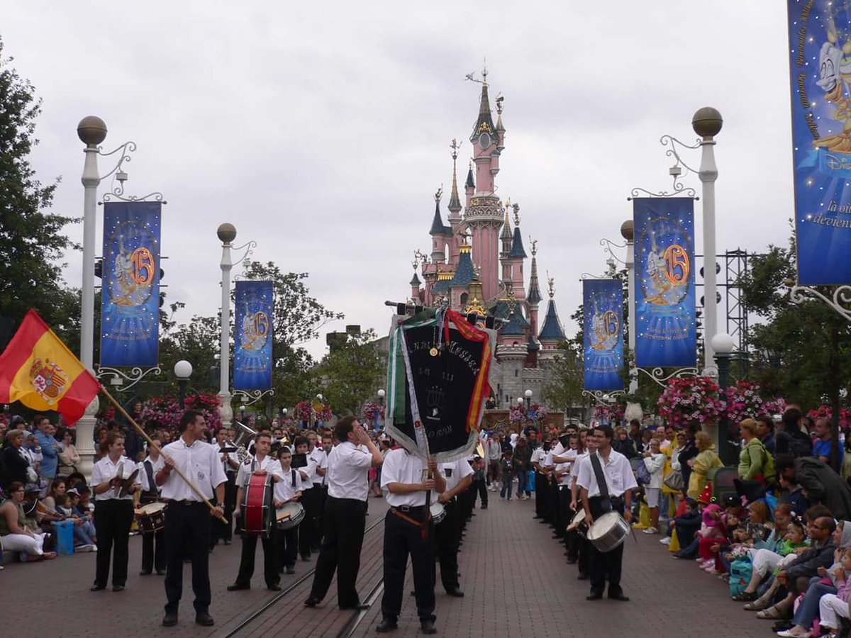 CruzGuiaAlmeria's tweet photo. Tal día como hoy, un 9 de Agosto de 2007, @bandalosiris se convirtió en la primera banda de Andalucía en tocar en Eurodisney. https://t.co/Xc52cej3eI