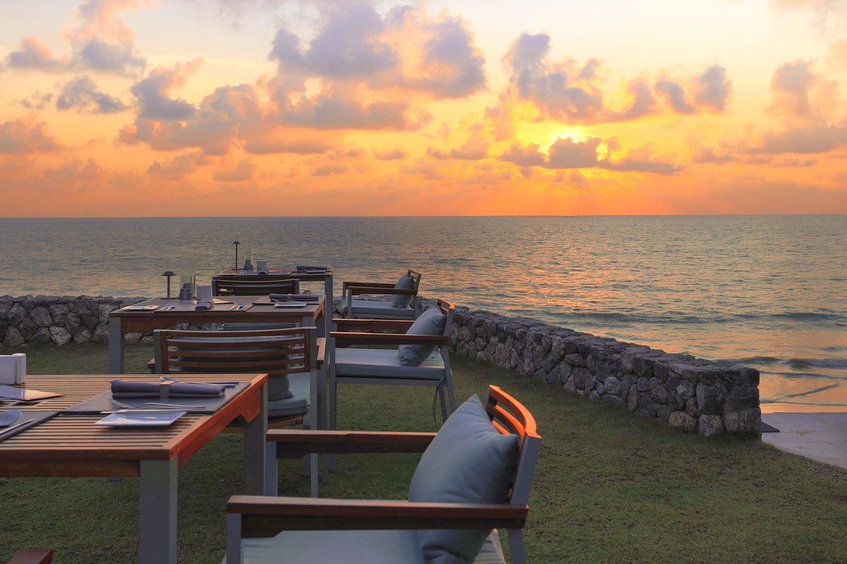 The unforgettable dinner in la aranya with the sunset skies and sounds of the sea

#sunset #romanticdinner #romantic #designhotel