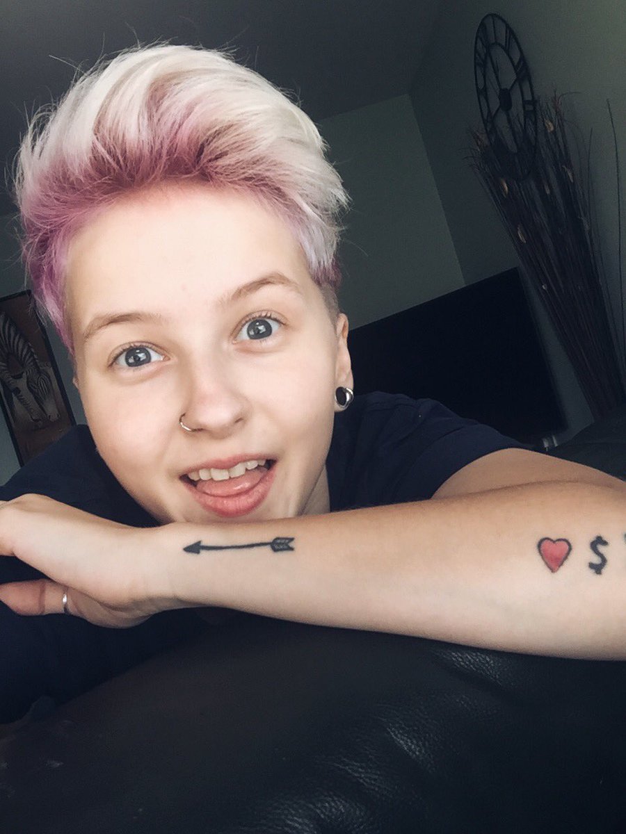 ChloeDonald_'s tweet photo. I cut my hair https://t.co/w2NPsVIEad
