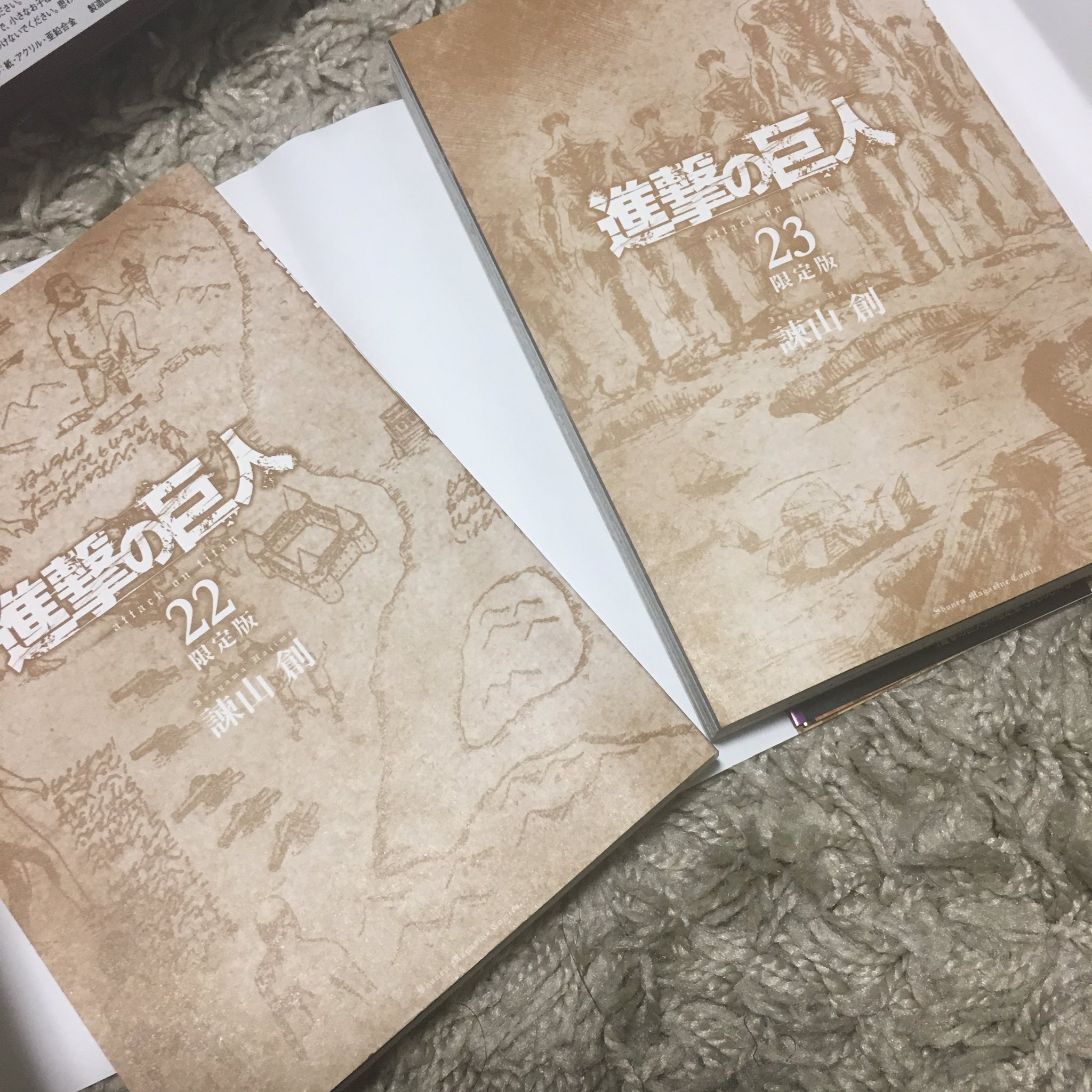 二個 進撃の巨人23巻からマーレ編にはいるのだけれども カバー下も変わってる それまでのカバー下はエルディア人の 偽りの歴史の寓話 タッチだったものが 写実タッチの 現時点での 真実の歴史 巨人族大移動ver になってる T Co