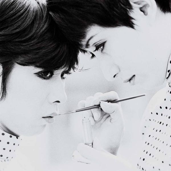 Buzz_The_Fuzz's tweet photo. ▶︎（公式に無関係と公表されてるのに）AI生成の美輪明宏語録がバズって、訃報はAIニュースが報じる。誰もググらないし誰も本当かウソかを疑わない世界。ヤバ。画像はもちろん本物の有名な１枚。横尾忠則と丸山明宏、1968年。撮影は篠山紀信。

photo ©1968 Kishin Shinoyama
https://t.co/FZiHtLYyz0