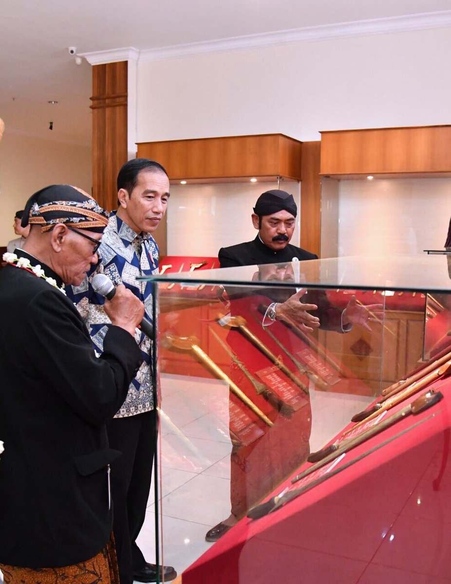 jokowi's tweet photo. Lestarikan keris sebagai warisan budaya. Warga sudah bisa datang ke Museum Keris Nusantara di Solo -Jkw https://t.co/bHzSZZvUFy