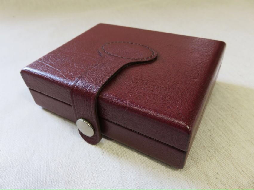 VCleathergoods's tweet photo. Inside a beautifully made leather jewellery box, with a traditional felt lining. Available to buy on our website #vintageleathergoods https://t.co/Bmpz9TYkzF