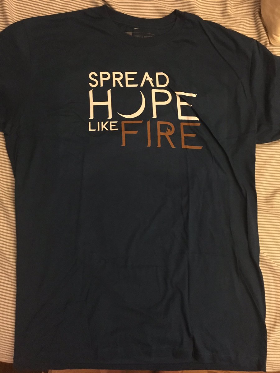 ThomasVLuu's tweet photo. .@ToTheStarsInc @AVABandOfficial @tomdelonge Thank you for shipp'g my #SpreadHopeLikeFire tee so fast! #SecretCrowds is my fave tune! #bday🔥 https://t.co/P4HipQi7nP