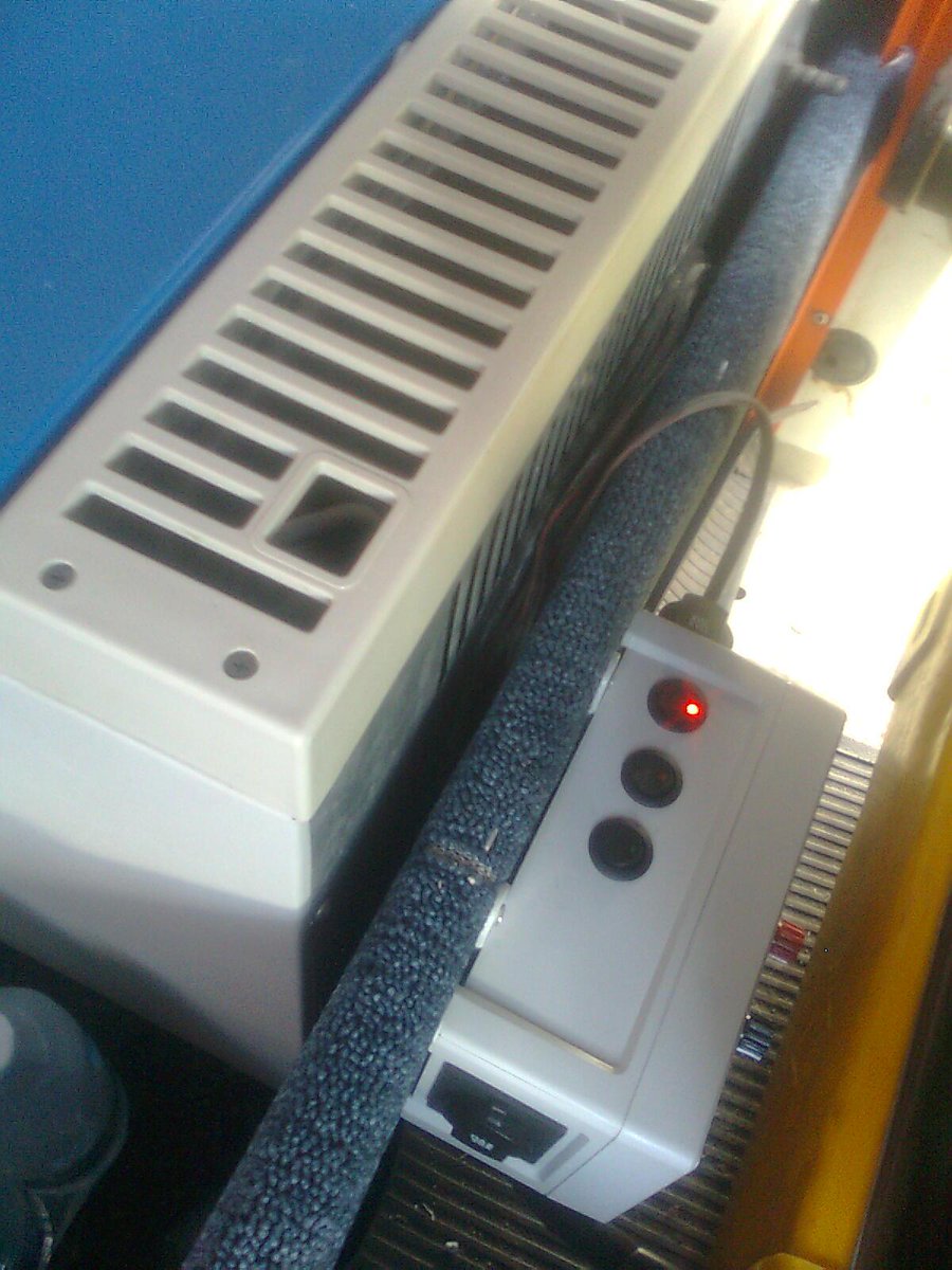 postbus88's tweet photo. 12V box installed
on 30cm divider
behind front seat
fridge is working!
#Campervan #207D
most difficult: drill thru carpeted "concrete" plywd https://t.co/aW2Q0KR7ee