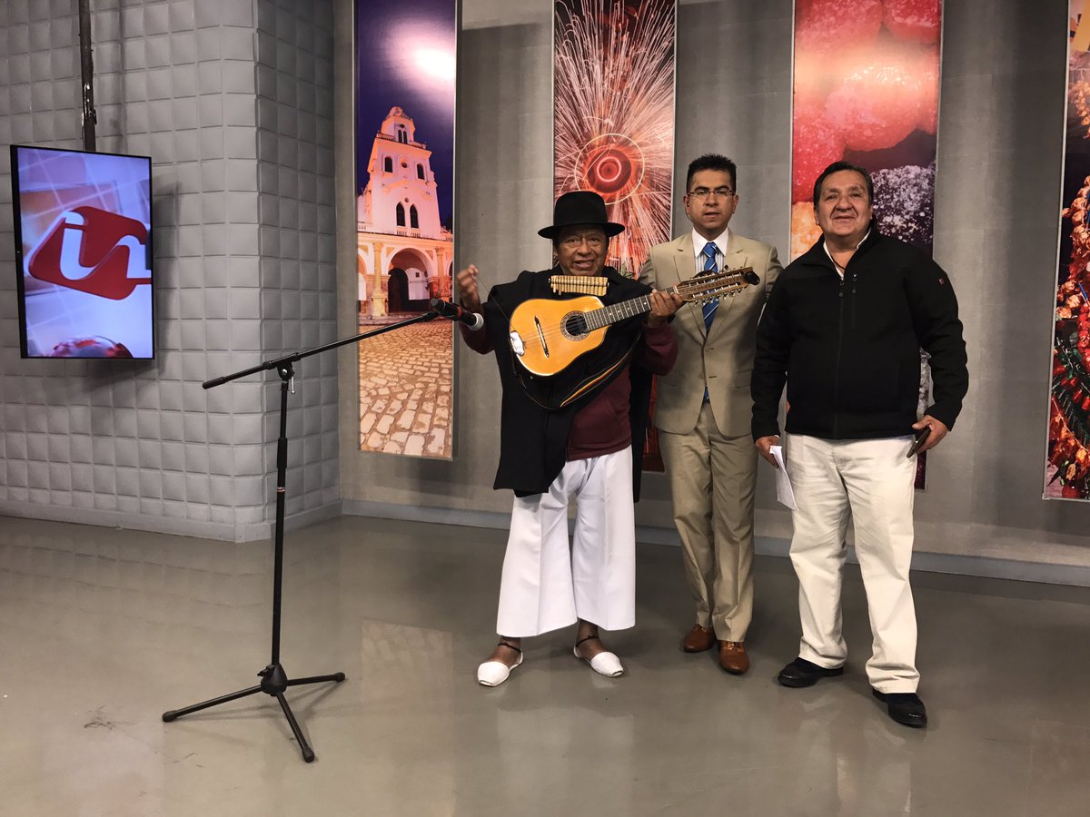 UNSIONTV's tweet photo. Roberto Ochoa Pdte. #CORCASURE habla sobre los 'Seminarios de #TurismoRural' mientras Alfonso Cachiguango toca su 'bandolín'
#UnsionNoticias https://t.co/1JzRZfyVTn