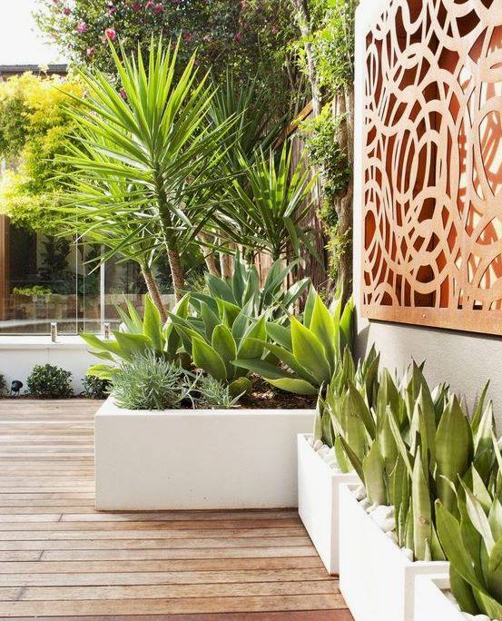 love this poolside setup