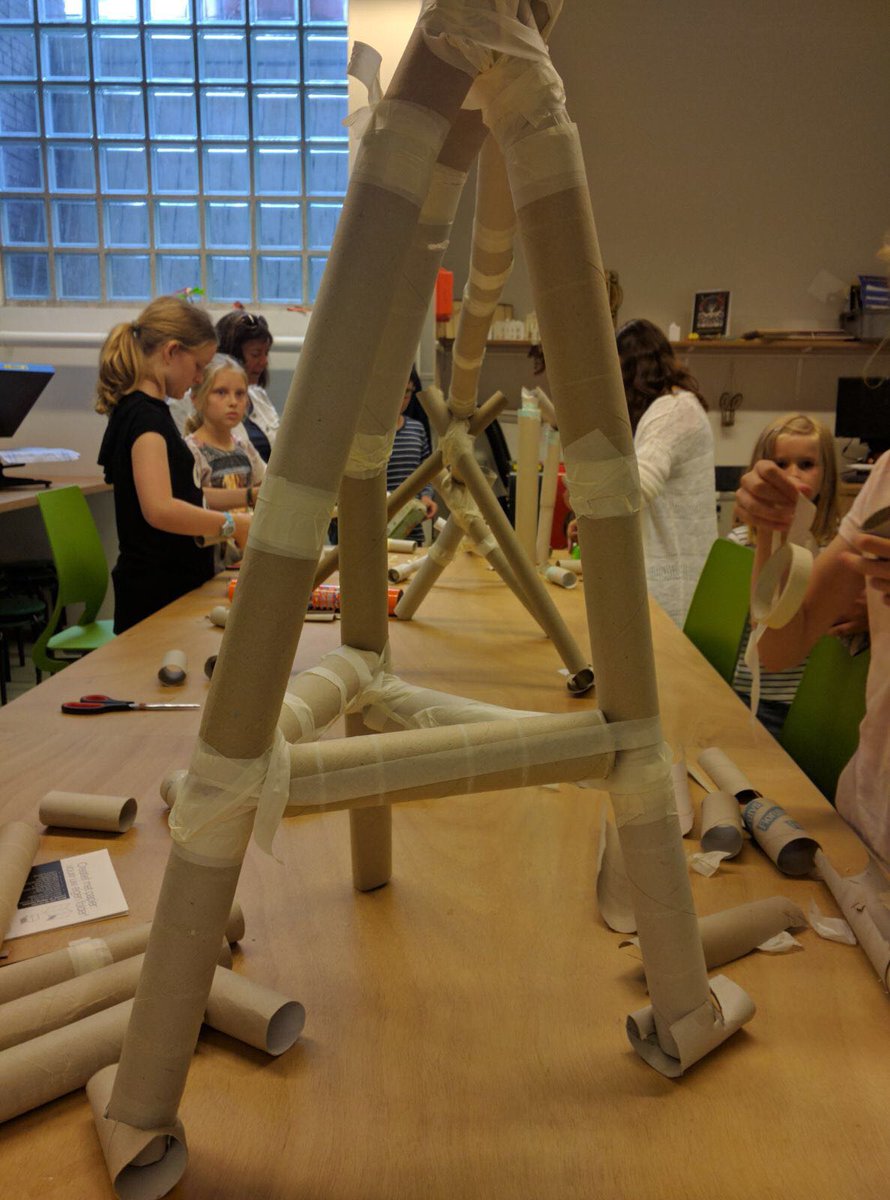 CODAapeldoorn's tweet photo. Kinderen en ouders maken een knikkerbaan van karton, die ook geluid kan maken! #CODAPaperLab https://t.co/QcGFmoff50