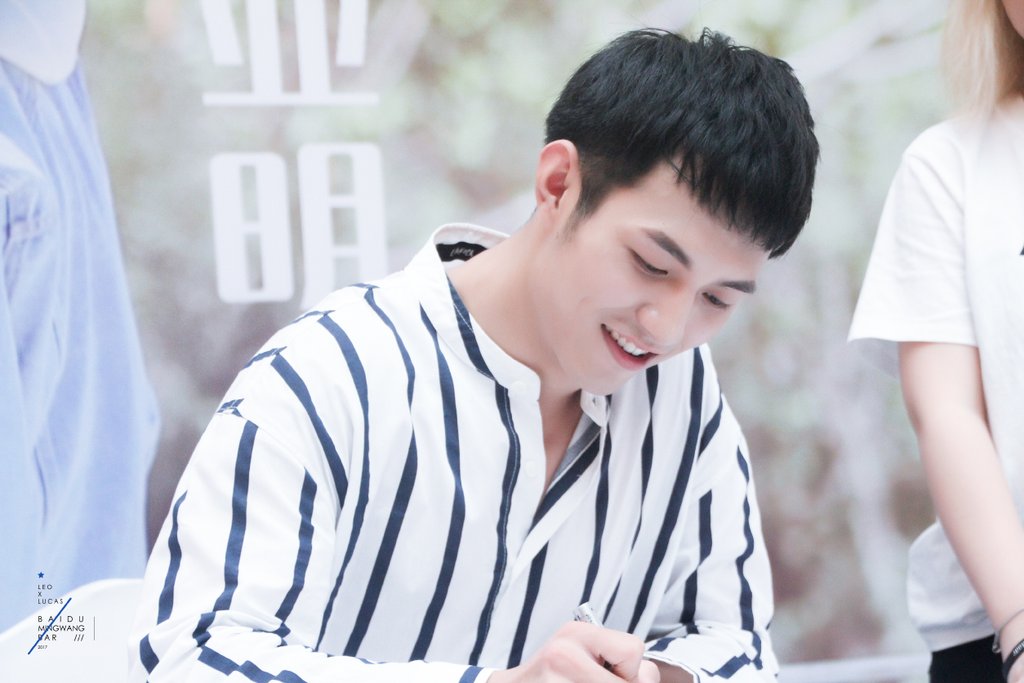 mingwang_bar's tweet photo. 💕170729 Nanjing Fansigning

I wish that I can rewind the time, be your classmate since primary school. 🙄

#LeoLucas #明望 #밍왕 #杨业明leo #姚望Lucas https://t.co/wrDKr2rQEk