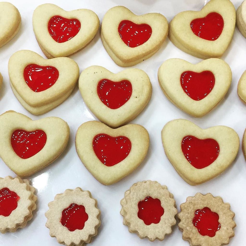 CocinaValentino's tweet photo. Ayer aprendimos a hacer estas bellezas junto a los pasteleros de #Ledevit. Si querés participar de las próximas cl… https://t.co/wpe71tPk1a https://t.co/mtbPTrjX0m