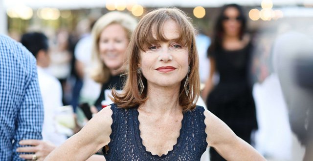 candideo's tweet photo. Isabelle Huppert : “Je veux croire en Macron” https://t.co/NNKyDRFkv7 https://t.co/5uQBXXVfdG